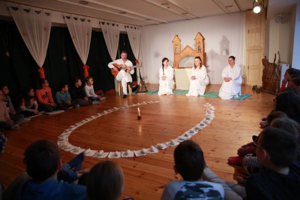 „Menjünk el a látására!” - Karácsonyi betlehemes bábtáncoltatás