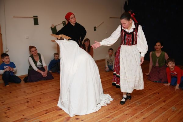 „Illik a tánc a farsangnak, minden rongya fityeg annak” - Farsangi állatalakoskodás